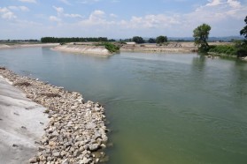 Am Brezice Staudamm an der Save in Slovenien (nahe der kroatischen Grenze) wird bereits gebaut. Die Save wurde in einen künstlichen Betonkanal umgeleitet während der Staudamm darüber gebaut wird.